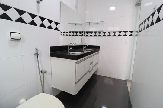 Banheiro do Quarto 3 de casa para alugar com 3 quartos, 200m² em Jardim América, Uberlândia