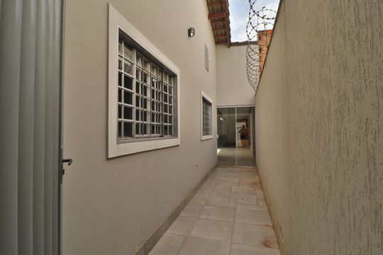 Corredor de casa para alugar com 3 quartos, 200m² em Jardim América, Uberlândia