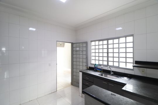 Cozinha de casa para alugar com 3 quartos, 200m² em Jardim América, Uberlândia