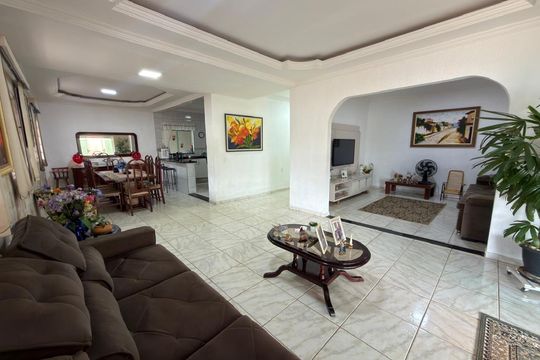 Casa à venda com 6 quartos, 774m² em Colônia Agrícola Arniqueira, Brasília
