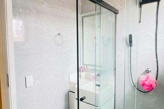 Banheiro de casa de condomínio para alugar com 2 quartos, 50m² em Chácara Rincão, Cotia