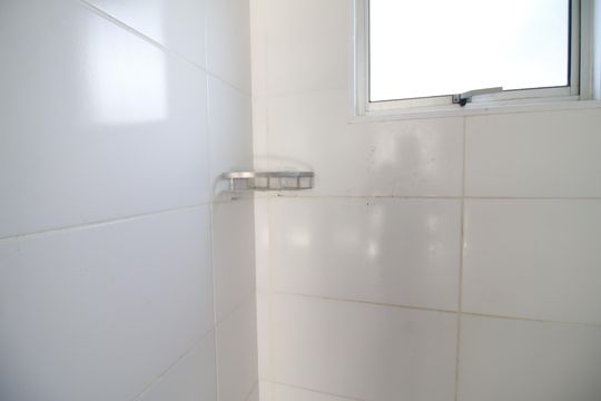 Banheiro de apartamento para alugar com 2 quartos, 62m² em Taquara, Rio de Janeiro