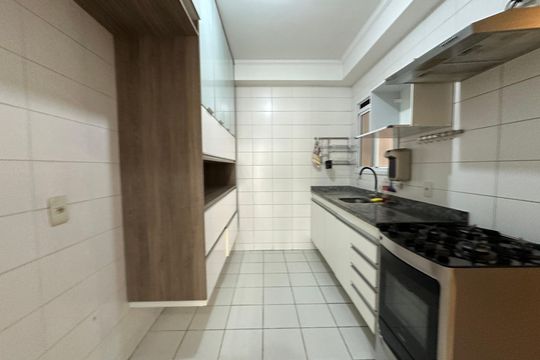 Cozinha de apartamento para alugar com 3 quartos, 85m² em Jardim Tupanci, Barueri
