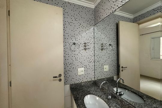 Banheiro da Suíte de apartamento para alugar com 3 quartos, 85m² em Jardim Tupanci, Barueri