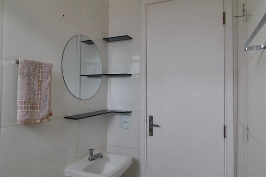 Banheiro de apartamento à venda com 2 quartos, 40m² em Campina do Arruda, Curitiba