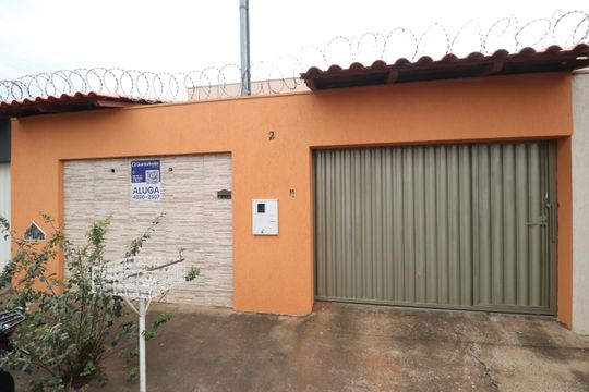 Plaquinha de casa para alugar com 2 quartos, 70m² em Jardim Ipanema, Uberlândia