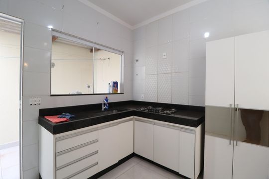 Cozinha de casa para alugar com 2 quartos, 70m² em Jardim Ipanema, Uberlândia
