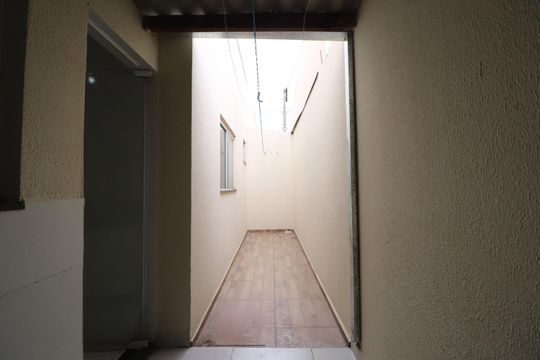 Corredor de casa para alugar com 2 quartos, 70m² em Jardim Ipanema, Uberlândia