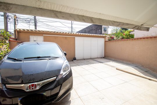 Garagem de casa à venda com 4 quartos, 236m² em Brás de Pina, Rio de Janeiro