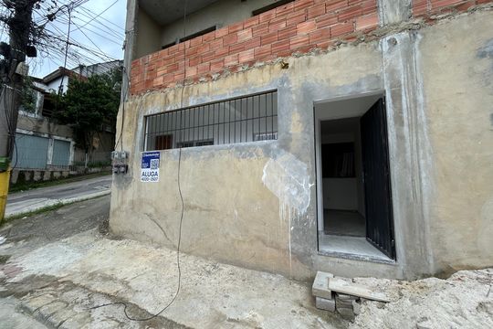 Fachada + placa de casa para alugar com 2 quartos, 70m² em Praça Seca, Rio de Janeiro