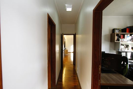 Corredor de apartamento para alugar com 3 quartos, 96m² em Carlos Prates, Belo Horizonte