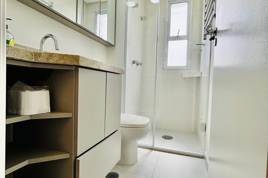 Banheiro de apartamento para alugar com 2 quartos, 78m² em Empresarial 18 do Forte, Barueri