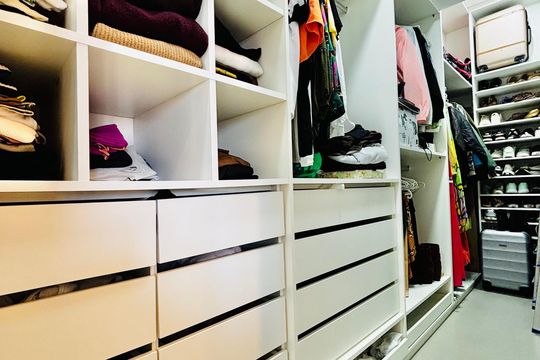 Closet da suíte 1 de apartamento para alugar com 2 quartos, 89m² em Tamboré, Barueri