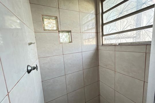 Banheiro de casa para alugar com 1 quarto, 44m² em Marechal Hermes, Rio de Janeiro