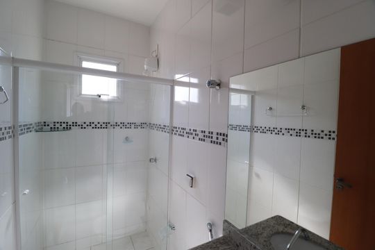 Banheiro do Quarto 2 de apartamento para alugar com 2 quartos, 65m² em Santa Mônica, Uberlândia