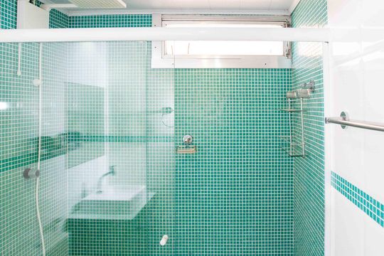 Banheiro de apartamento à venda com 2 quartos, 56m² em Jardim Prudência, Diadema