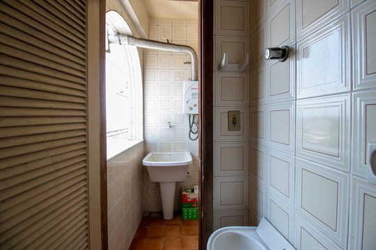 Banheiro de serviço de apartamento para alugar com 3 quartos, 77m² em Penha, Rio de Janeiro