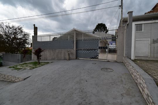 Fachada de casa para alugar com 3 quartos, 100m² em Pinheirinho, Curitiba