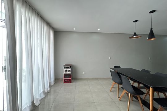 Casa à venda com 2 quartos, 180m² em Nacional, Contagem