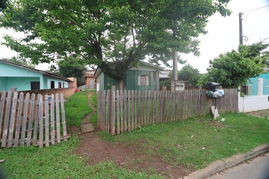 Fachada de casa à venda com 4 quartos, 50m² em Olaria, Canoas