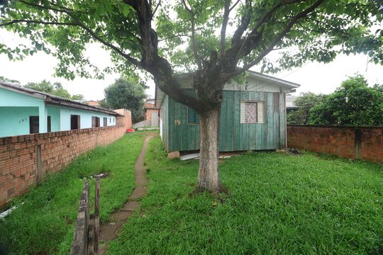 Área externa de casa à venda com 4 quartos, 50m² em Olaria, Canoas