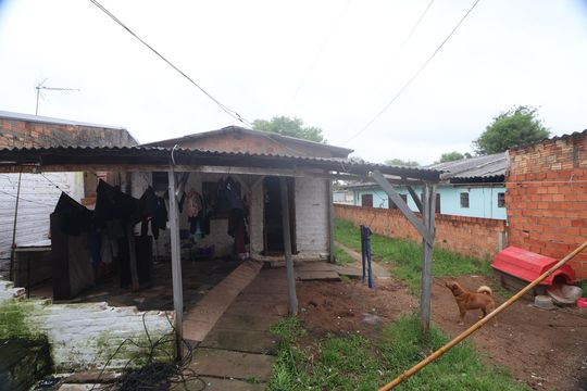 Área externa de casa à venda com 4 quartos, 50m² em Olaria, Canoas