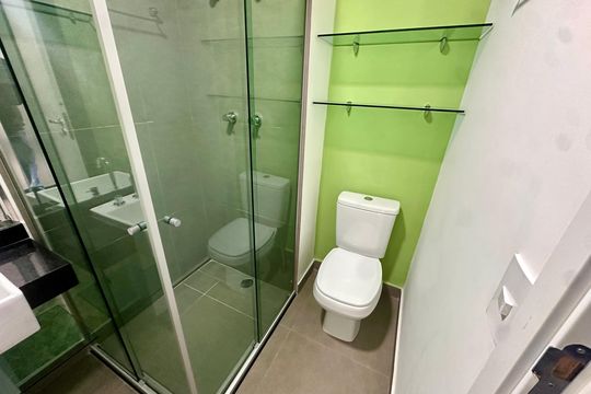 Banheiro de kitnet/studio para alugar com 1 quarto, 25m² em Brooklin, São Paulo