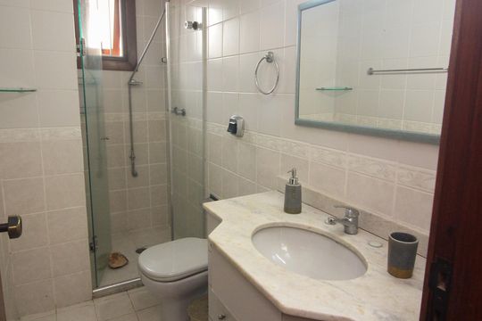 Banheiro Social de casa para alugar com 3 quartos, 168m² em Tristeza, Porto Alegre