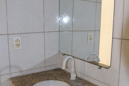 Banheiro de kitnet/studio para alugar com 1 quarto, 45m² em Setor Goiânia 2, Goiânia