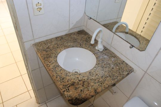 Banheiro de kitnet/studio para alugar com 1 quarto, 45m² em Setor Goiânia 2, Goiânia