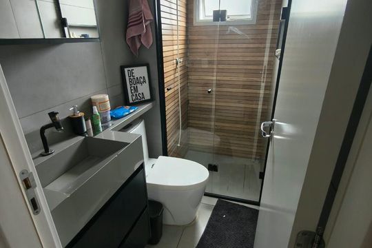 Banheiro de apartamento à venda com 2 quartos, 47m² em Vila Carmosina, São Paulo