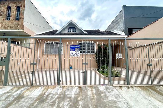 Placa instalada na fachada do imóvel de casa para alugar com 2 quartos, 100m² em Parque Continental I, Guarulhos