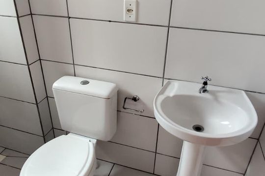 Banheiro de casa à venda com 2 quartos, 40m² em Restinga, Porto Alegre