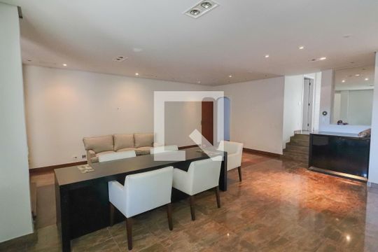 Casa para alugar com 4 quartos, 420m² em Butantã, São Paulo