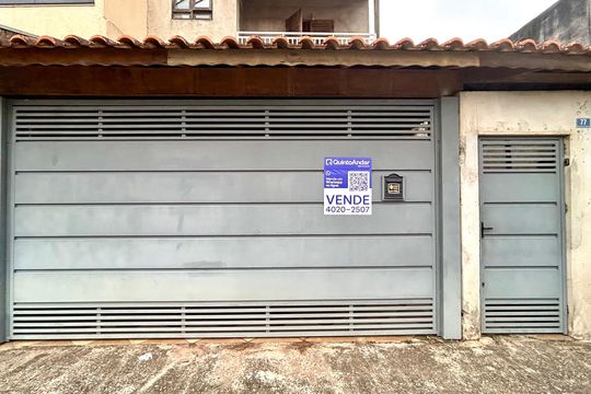Placa instalada na fachada do imóvel  de casa à venda com 3 quartos, 254m² em Vila Rosalia, Guarulhos