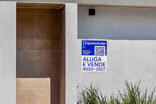 Placa instalada na Fachada de apartamento para alugar com 2 quartos, 44m² em Vila Guiomar, Santo André