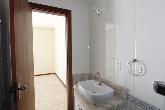 Banheiro da Suíte 1 de apartamento para alugar com 3 quartos, 153m² em Algodoal, Cabo Frio