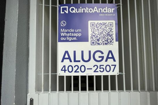 Placa instalada em 30/09/2026 com o código UKCH-115 de apartamento para alugar com 1 quarto, 18m² em Centro, São Leopoldo