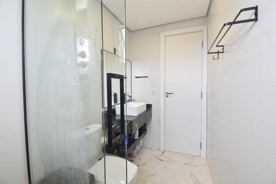Banheiro da Suíte de casa à venda com 4 quartos, 315m² em Xaxim, Curitiba