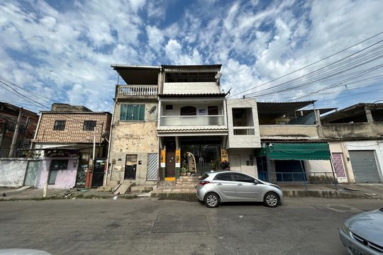 Fachada + placa de casa para alugar com 2 quartos, 75m² em Realengo, Rio de Janeiro