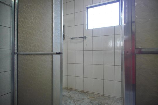 Banheiro da Suíte de casa à venda com 3 quartos, 120m² em Rubem Berta, Porto Alegre