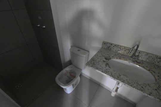 Banheiro 2 de apartamento para alugar com 2 quartos, 53m² em Hauer, Curitiba