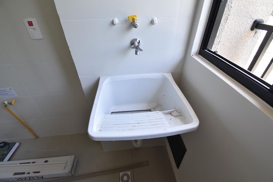 Área de serviço de apartamento para alugar com 2 quartos, 53m² em Hauer, Curitiba