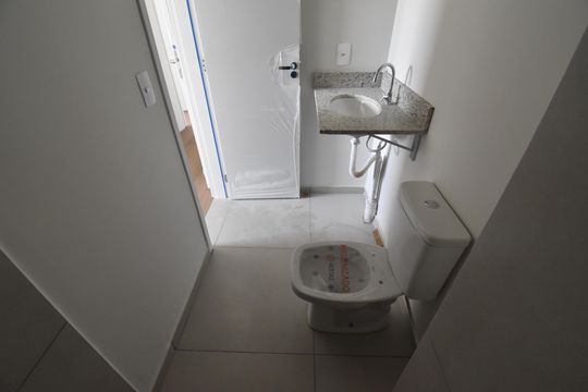Banheiro da Suíte de apartamento para alugar com 2 quartos, 53m² em Hauer, Curitiba