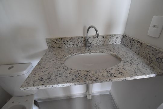Banheiro de apartamento para alugar com 2 quartos, 51m² em Hauer, Curitiba