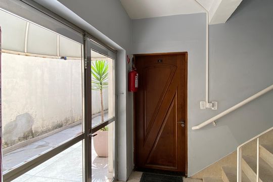 Hall de entrada de apartamento para alugar com 2 quartos, 56m² em Centro, Osasco