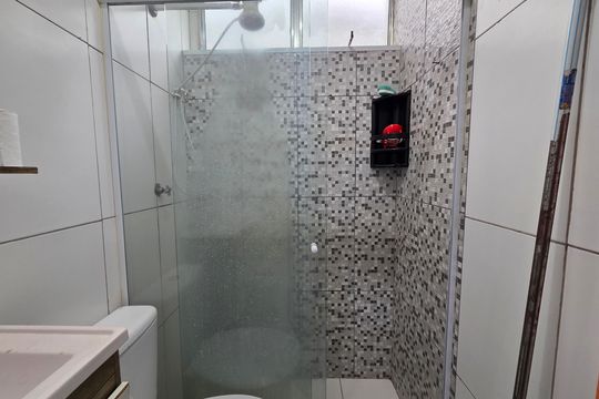 Banheiro de kitnet/studio para alugar com 1 quarto, 35m² em Cidade Ocian, Praia Grande
