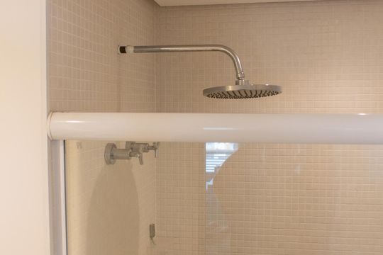 Banheiro de kitnet/studio para alugar com 1 quarto, 42m² em Cidade Monções, São Paulo