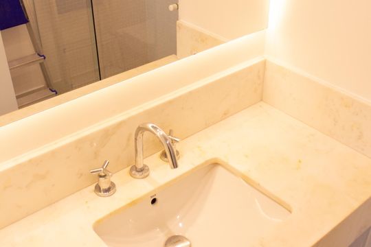 Banheiro de kitnet/studio para alugar com 1 quarto, 42m² em Cidade Monções, São Paulo