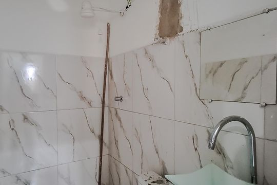 Banheiro de kitnet/studio para alugar com 1 quarto, 27m² em Liberdade, São Paulo